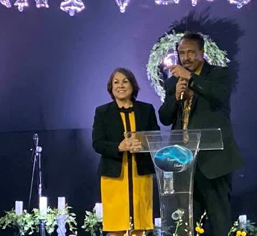 Oradores en una celebración de aniversario de la iglesia