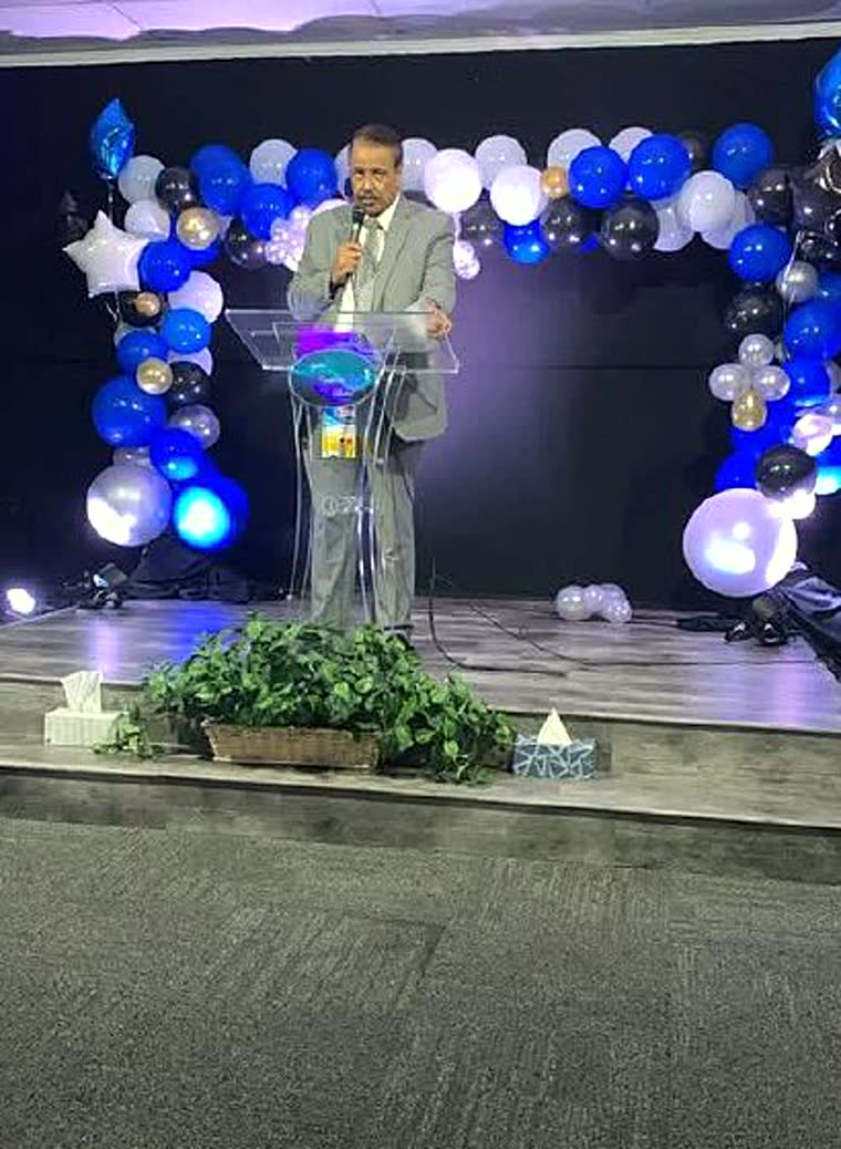 Orador en el podio durante un evento especial de Bethel Temecula