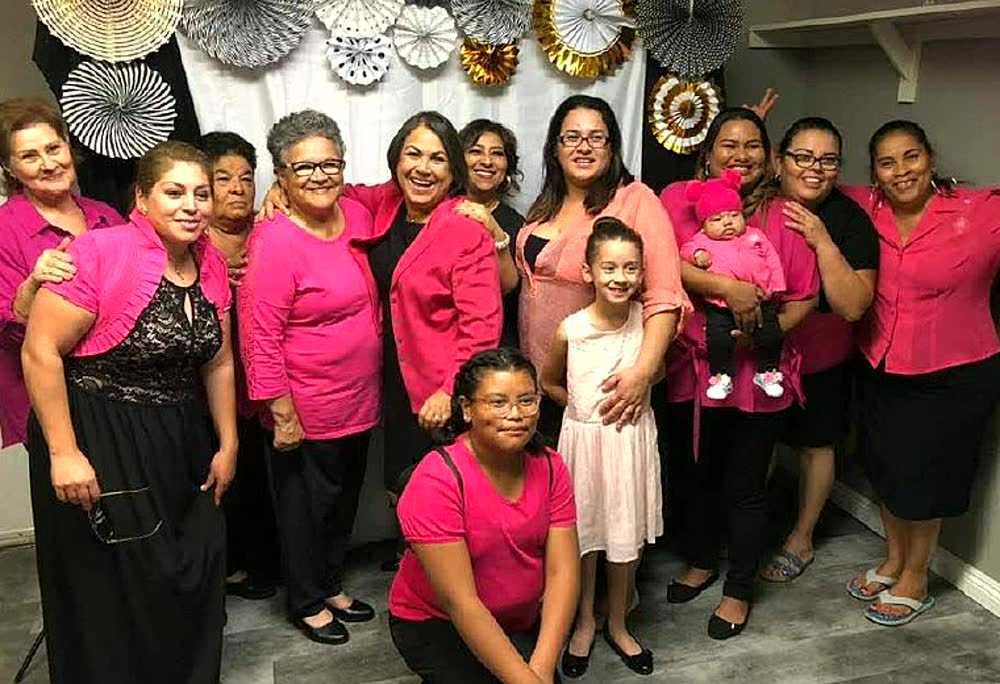 Grupo de mujeres y familia de Bethel Temecula en un evento especial con tema rosado